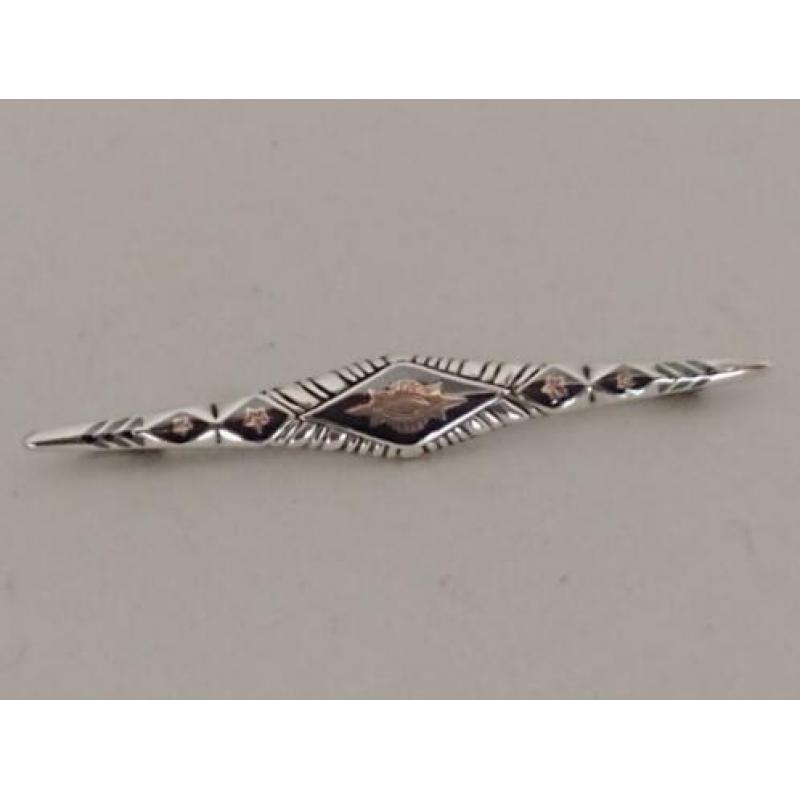 Zilveren broche met niello en verguld zilveren inleg
