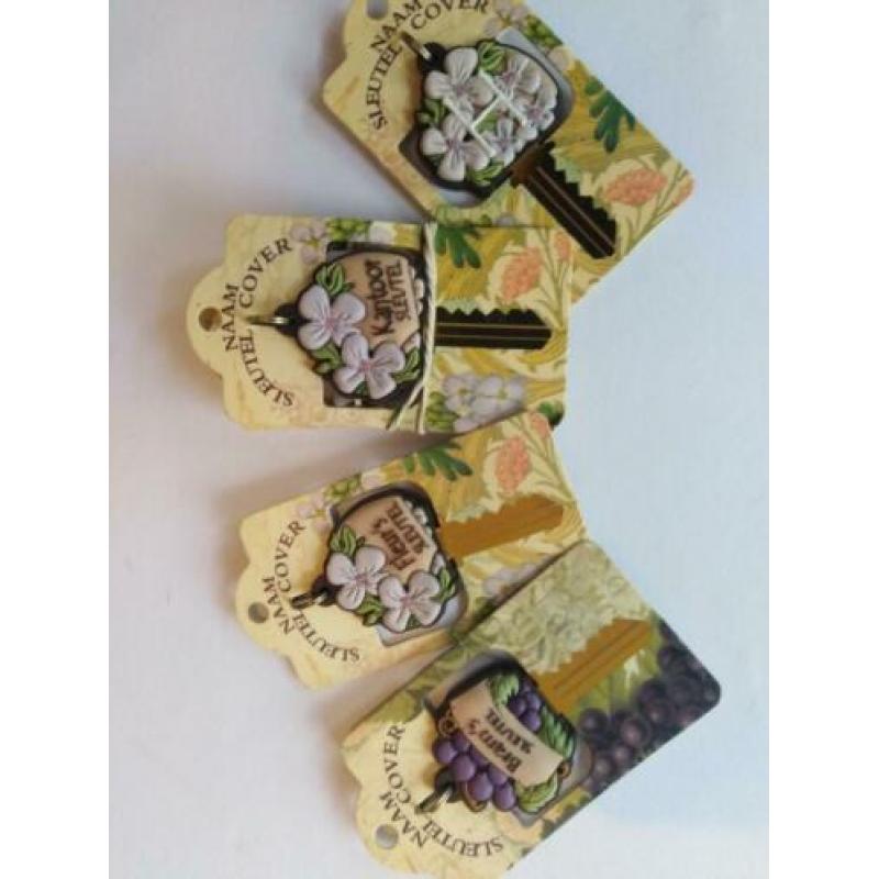 + / - 100 sleutelcovers met naam, benaming of letter