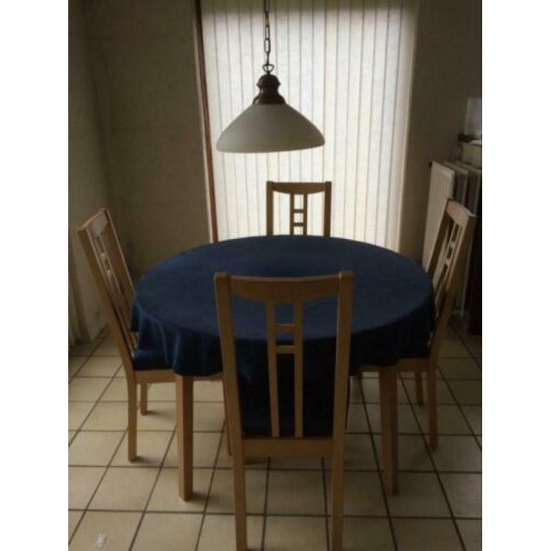 Ronde/ovale eettafel met vier stoelen