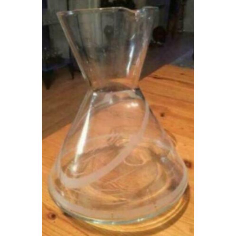 Tuimelkaraf , gesigneerd .Leerdam? 24 cm.zie foto’s Kristal