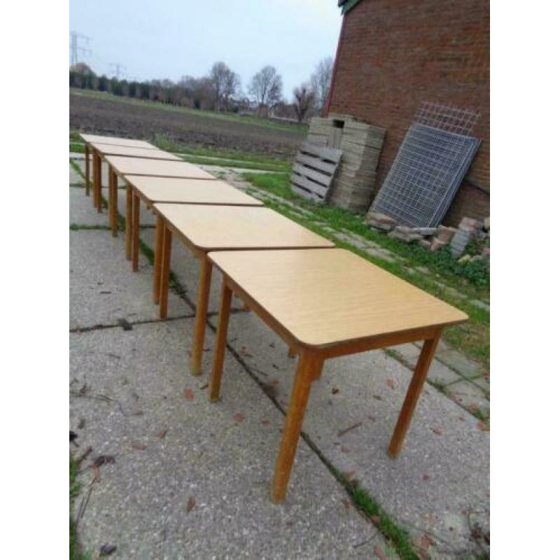 6 vierkanten knutseltafels / werktafels./ hobbytafels