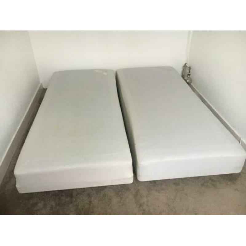 Tweepersoons boxspring met matrassen gratis af te halen