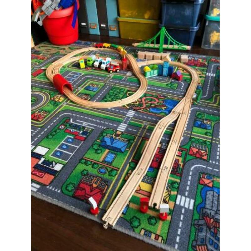 houten trein met rails, brug en blokken.
