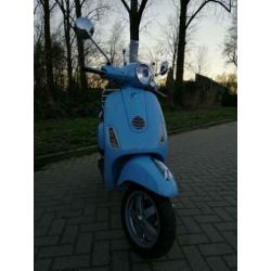 Heerlijk rijdende vespa lx 50 snor