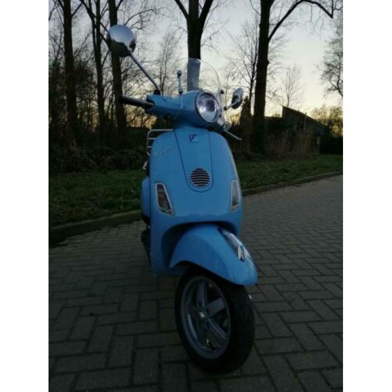 Heerlijk rijdende vespa lx 50 snor