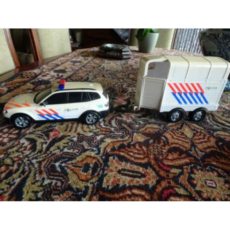 6x auto s een koop bieden en een politie wagen met veewag