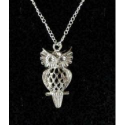 zilverkleurige ketting met zilverkleurige uil