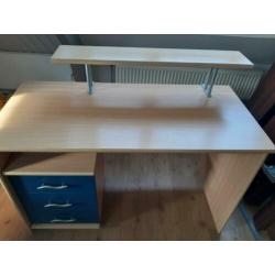 Bureau met stoel en kast