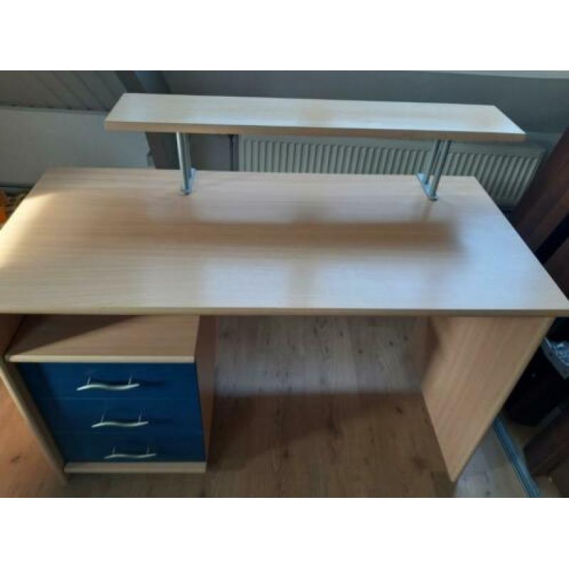 Bureau met stoel en kast