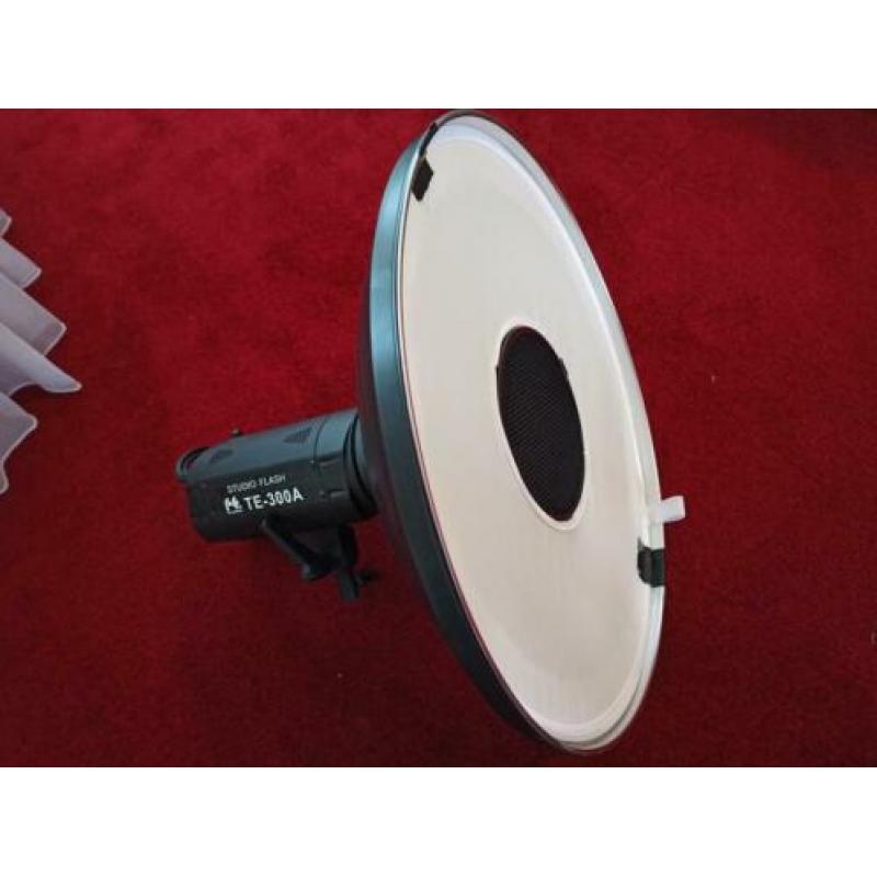 Falcon Eyes flitslampen met statief, beauty dish ed...