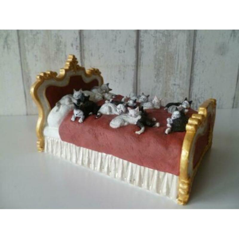 Kattenbeeldje Dubout Cats on a Bed beeldjes poezenbeeld