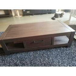 Eettafel met bijpassende salontafel en eettafel fauteuils