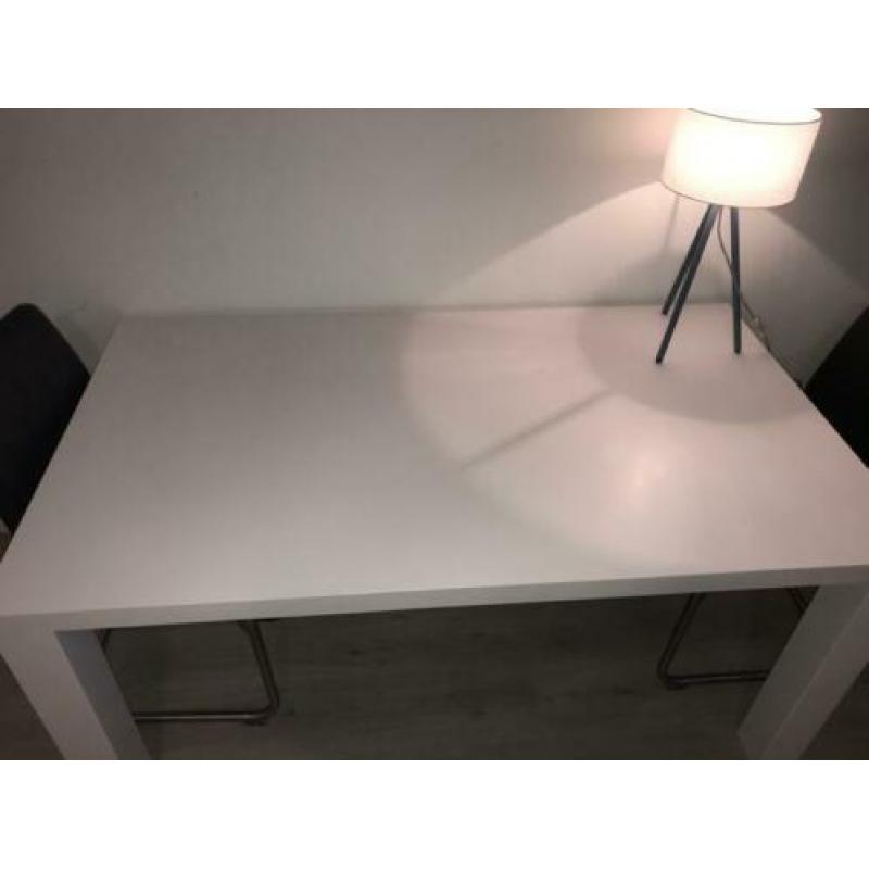 Tafel + stoelen + lamp