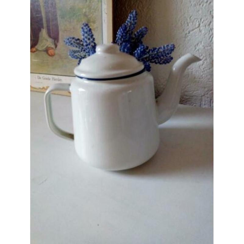 Brocante witte emaille theepot