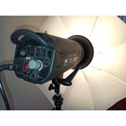 Falcon Eyes flitslampen met statief, beauty dish ed...