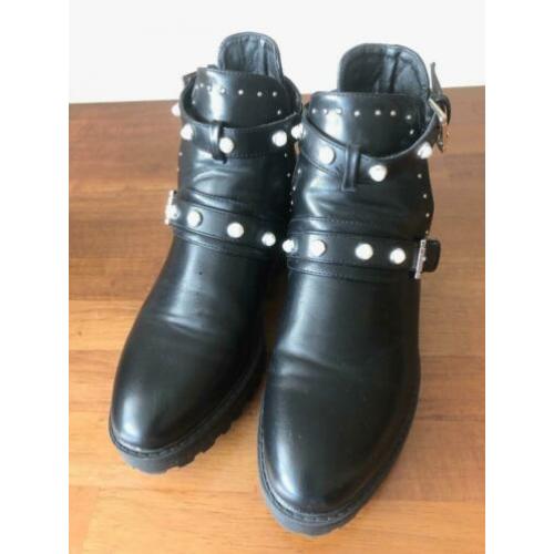 Laarsjes zwart met parels en studs maat 40 (1x gedragen)