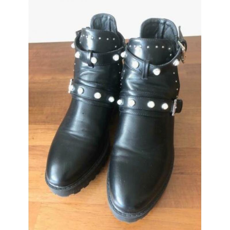 Laarsjes zwart met parels en studs maat 40 (1x gedragen)