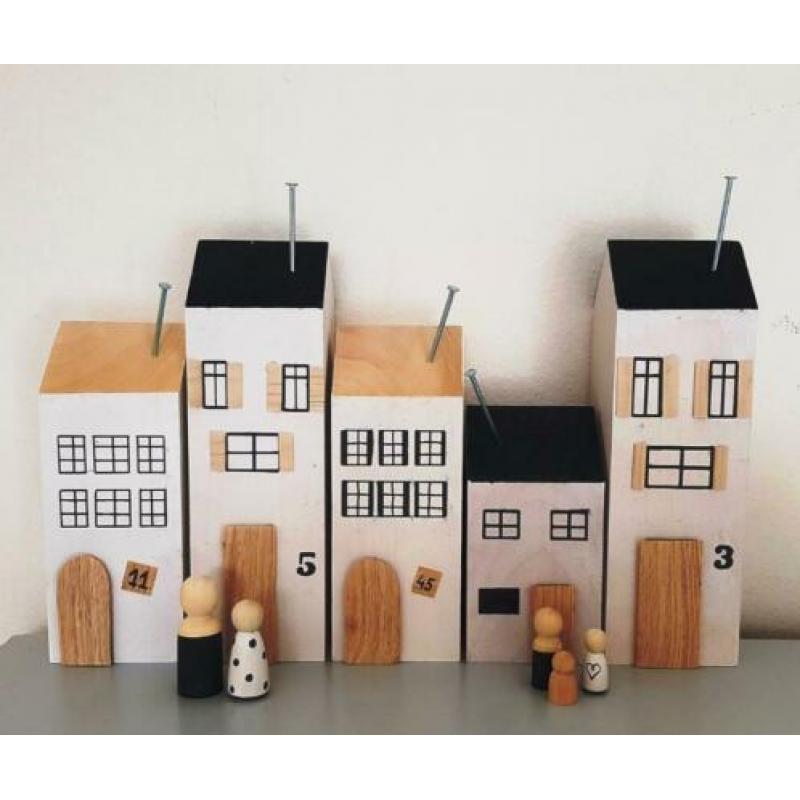 Peg dolls zwart wit naturel en huisjes van hout