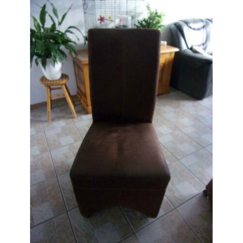 4 eetkamerstoelen op wieltjes