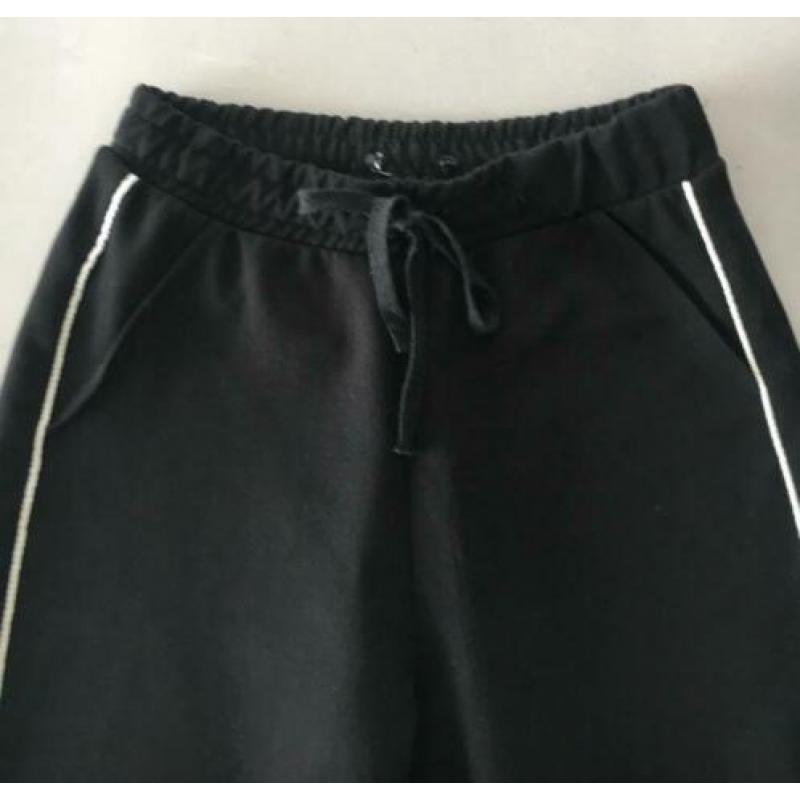 Pantalon in zwart met subtiel streepje. ALS NIEUW!