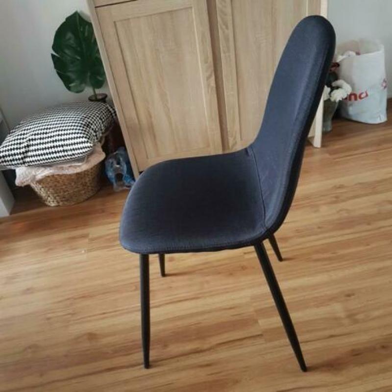 4 zwarte stoelen
