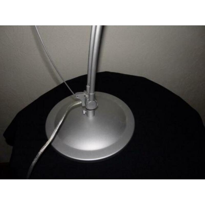 Zilverkleurige Aluminor tafellamp bureaulamp type Opus