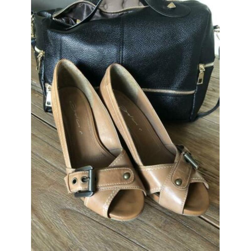 Leren Peep toe pumps met gesp