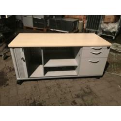 Aparte lockerkast op wielen tafel of tv meubel incl sleutels