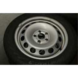 Org. 16" stalen VW Golf velgen met winterbanden