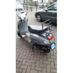 Snorscooter vespa look in nieuw staat