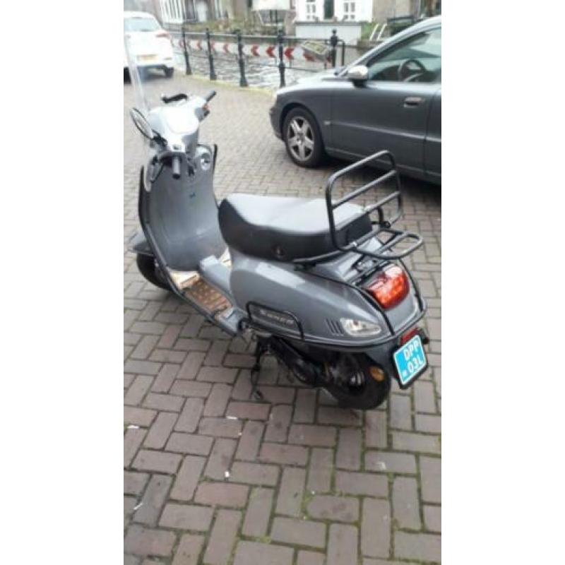 Snorscooter vespa look in nieuw staat