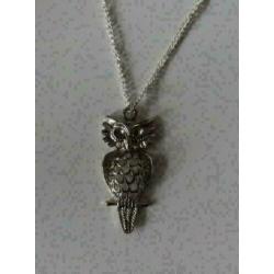 zilverkleurige ketting met zilverkleurige uil