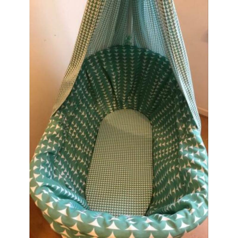 Vintage rieten wieg met nieuwe bekleding en matras.