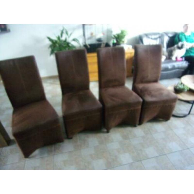 4 eetkamerstoelen op wieltjes
