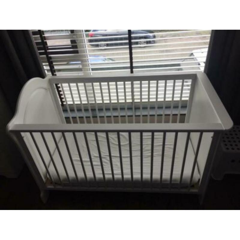 Luxe peuterbed incl matras en bodem