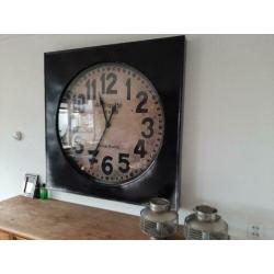 Grote stoere metalen stations klok met glasplaat