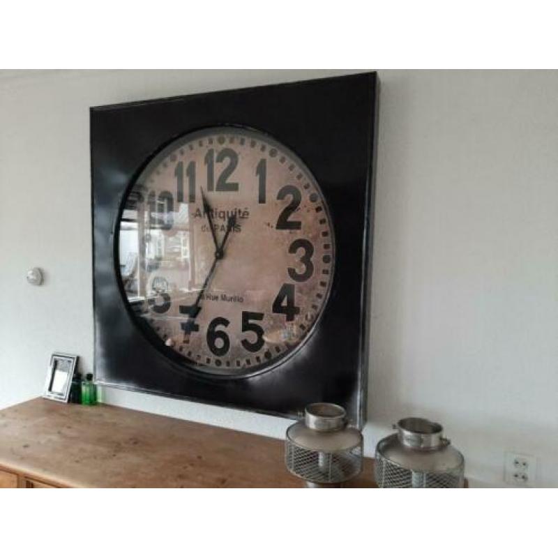 Grote stoere metalen stations klok met glasplaat