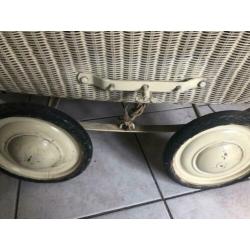 Oud vintage onderstel kinderwagen. Exclusief beren
