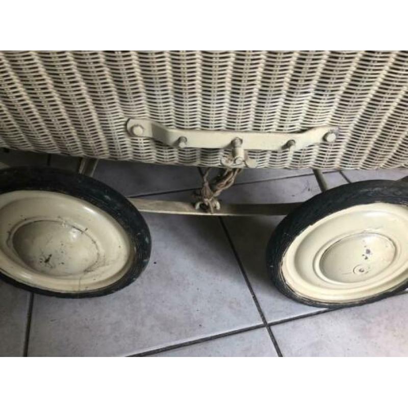 Oud vintage onderstel kinderwagen. Exclusief beren