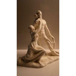 Wit plateel beeld art deco van een arbeider vrouw en kind