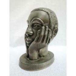 Art Deco - een kopje van een Afrikaanse jongen - tin