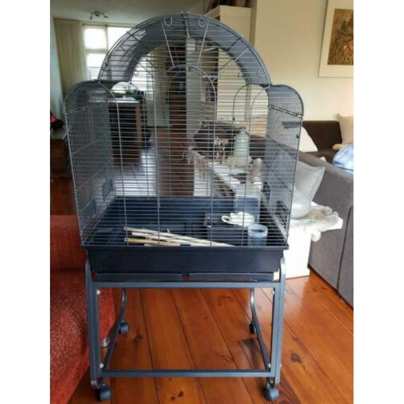 Te koop een zeer mooie vogelkooi verrijdbaar