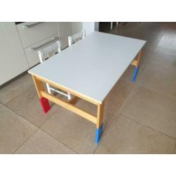 Tafel met 2 stoeltjes voor peuters of kleuters