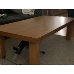 Eettafel met 4 stoelen en bijpassend salontafels