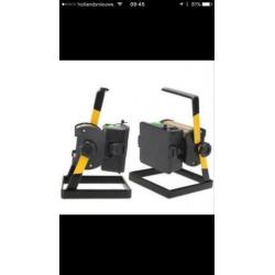 Draagbare 50 watt led lamp + gratis 4 accu’s (batterijen)