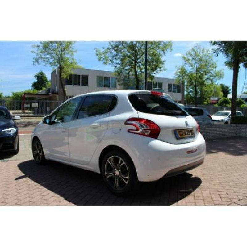 Peugeot 208 1.6 E-HDI ALLURE Navigatie Panoramadak Clima 16"