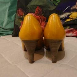 Cellini mosterdgele lederen pumps. Maat 41