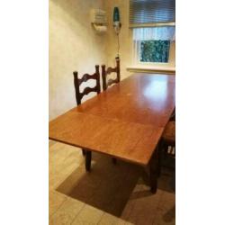 Vintage Eettafel eikenhout met 4 rotan stoelen uitklapbaar