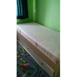Te koop eenpersoonsbed met 3 grote laden