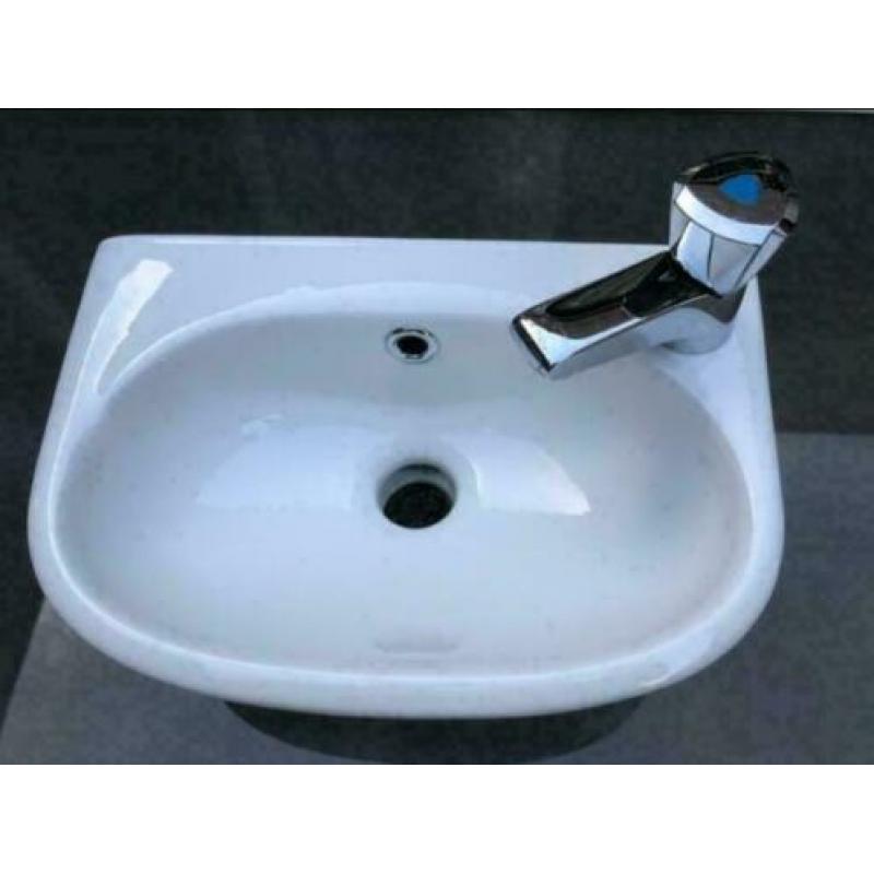 Kleine wastafel voor WC. Met een goede GROHE kraan.